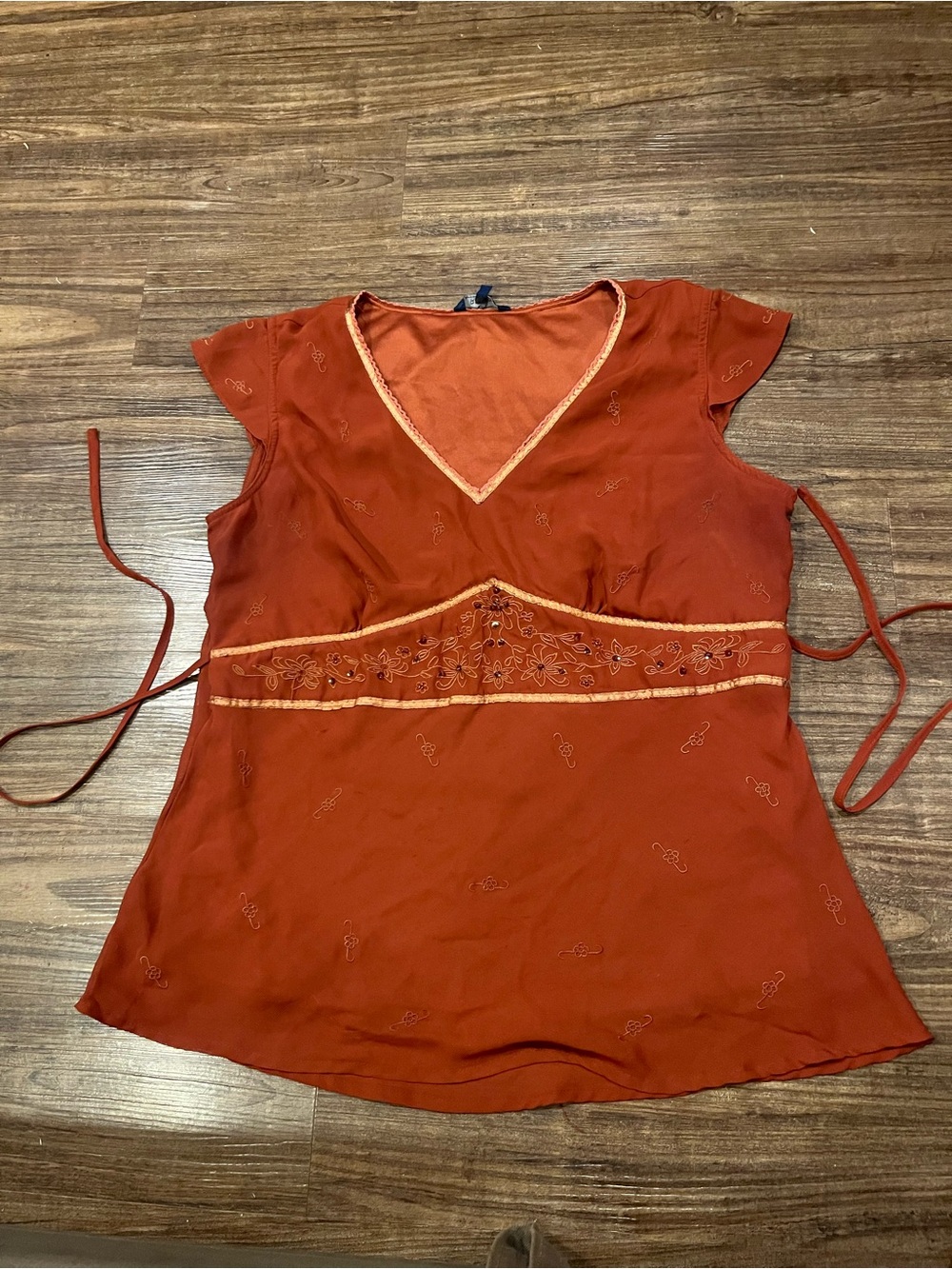 Reitmans orange Embroidered V-Neck Tie-Waist Short Sleeve Top women’s size L